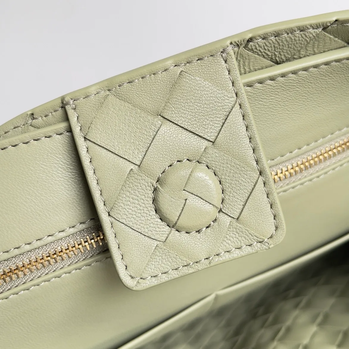 The 2023 new Andiamo batch of 2260 BV has been shipped‼ ️Really popular🔥The new Andiamo woven handbag launched by Bottega Veneta this season is really popular all over the world! ! Celebrities at home and abroad have worn it, and Oscar-winning actress Michelle Yeoh has taken it out on the street. Song Jia, Trai Yara, Yu Feihong, Sanji Ayaka, Rosie Hunting-Whiteley, Yoshioka Riho, etc. have all picked up this bag. It is classic and versatile, showing off its temperament, and the bag capacity is also large, which is very convenient for daily commuting! ! A variety of carrying methods, the shoulder straps can be adjusted by yourself, the original lambskin feels soft and delicate, and the unisex style breaks the gender boundaries and brings a more practical and long-lasting use experience. Andiamo, which has both elegant and casual styles, perfectly interprets the true appearance of "fashionable old money style". Style number: 743572 Size: 32*24*12